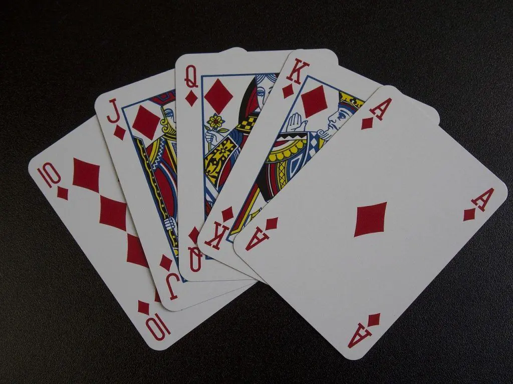 Pokerissa jackpot tulee usein kuningasvärisuoralla